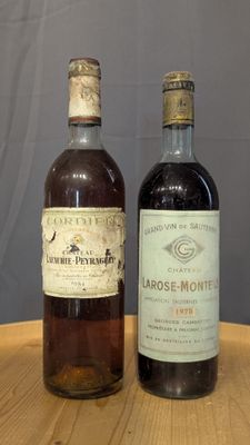 deux bouteilles de vin posées sur une table l'une à côté de l'autre