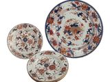 un lot de trois assiettes ornées de motifs floraux