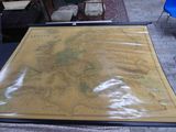 une photo d'une grande carte posée sur une table