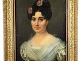 portrait d'une femme en robe blanche, avec des fleurs dans les cheveux