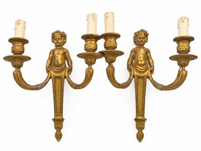 trois appliques murales en laiton vieilli, ornées de chérubins et de bougies