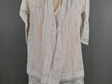 une photo d'un mannequin vêtu d'une chemise blanche