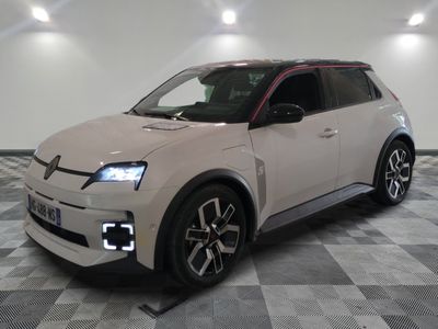 une photo d'un 4x4 blanc garé dans un garage