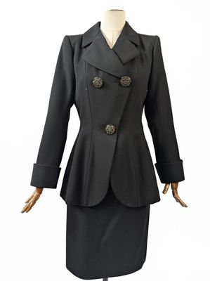 un tailleur noir composé d'une veste et d'une jupe, présenté sur un mannequin, mannequin, mannequin, mannequin