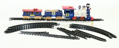 un petit train assis sur les rails