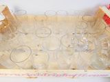 plusieurs verres posés sur un plateau en bois, sur une table