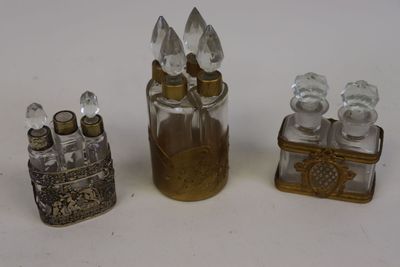 trois petites bouteilles en verre et une petite bouteille en verre avec un bouchon doré