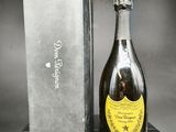 la bouteille de champagne est à côté de la boîte sur la table