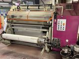 une machine qui traite une feuille de papier