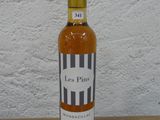 une bouteille de vin posée sur une table