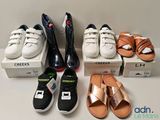 Plusieurs paires de chaussures sont alignées sur une table