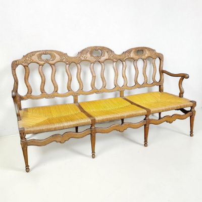 un banc en bois avec deux sièges jaunes