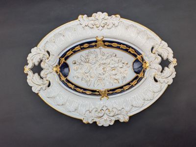 une assiette blanche ornée d'un motif doré