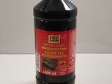 une bouteille de liquide posée sur une table