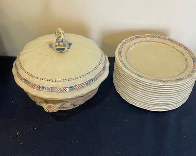 deux assiettes et un bol posés sur une table
