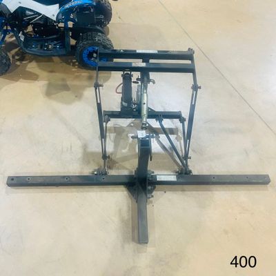 une photo d'un quad garé dans un garage