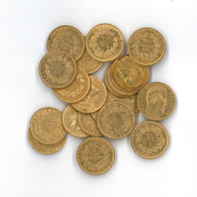 une pile de pièces d'or sur une surface blanche