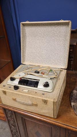 Enregistreur de marque Studio et tourne disque La voie de son maî...