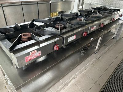 une cuisine avec de nombreux ustensiles de cuisine posés sur le plan de travail