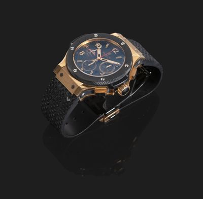 gros plan d'une montre sur une surface noire avec un fond noir