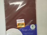 une feuille de papier marron posée sur une surface blanche