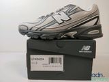 Les chaussures New Balance sont dans la boîte posée sur la table.
