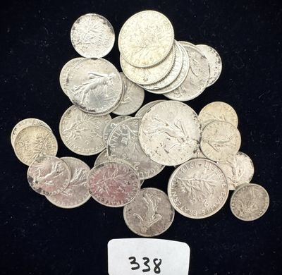 un tas de pièces d'argent sur lequel est accrochée une étiquette indiquant le prix
