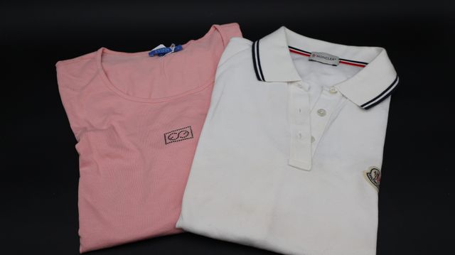 ESCADA – Tee-shirt en coton rose ; MONCLER – polo en coton. Taill...
