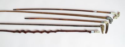 Lot composé de 4 cannes et une cravache dont : canne bois, p…