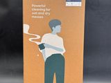 une boîte en carton sur laquelle figure l'image d'un homme tenant un téléphone portable