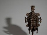 une image représentant une sculpture représentant une tête d'homme posée sur un socle
