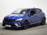 une voiture bleue garée dans une pièce au sol en damier