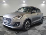 la petite voiture argentée est garée sur un sol en damier