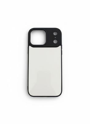 une coque d'iPhone noire et blanche posée sur une surface blanche