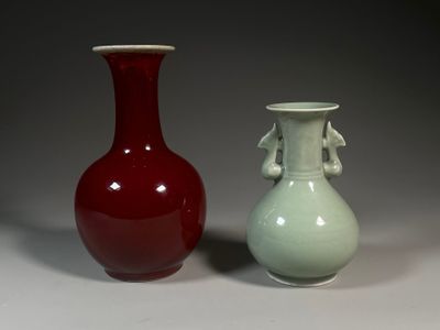 CHINE - Moderne. Lot dépareillé comprenant deux VASES.