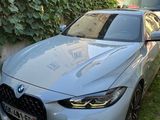 une voiture argentée garée devant une maison