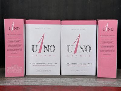 trois boîtes de cartes de jeu Uno posées sur une étagère