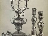 un livre sur lequel figure l'image d'un vase en argent et de bougeoirs