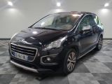 la petite voiture noire est garée dans une grande pièce
