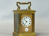 une horloge en or posée sur une table