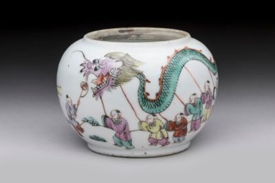 une image représentant un vase blanc orné d'un motif de dragon