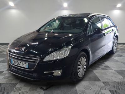 la voiture noire est garée dans le garage sur le sol en damier