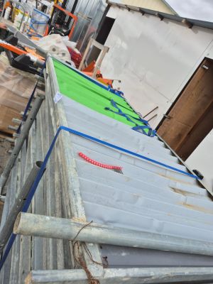 un gros tas de matériaux de construction empilés contre le mur d'un immeuble