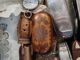 une boîte en métal contenant tout un tas d'objets divers