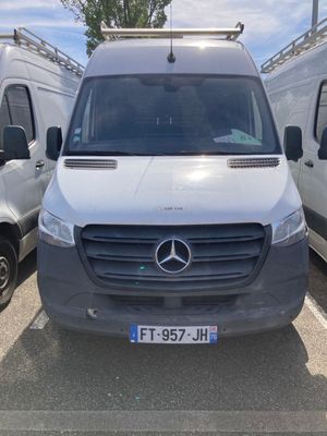 deux camionnettes blanches garées l'une à côté de l'autre dans un parking