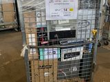 un chariot contenant de nombreux cartons dans un entrepôt