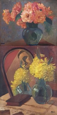 deux tableaux représentant des fleurs dans des vases posés sur une table