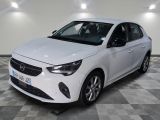 la voiture blanche est garée sur un sol en damier dans le garage