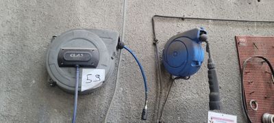 un tuyau et un compteur d'eau fixé au mur