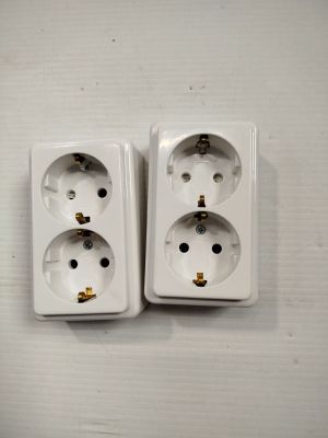 deux prises électriques blanches situées côte à côte sur le mur